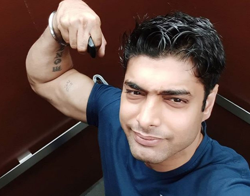 পার্ক সার্কাস অঞ্চলের এক পঞ্জাবি পরিবারের ছেলে রোশন সিংহ ঘনিষ্ঠ মহলে মন্টি নামেই পরিচিত।