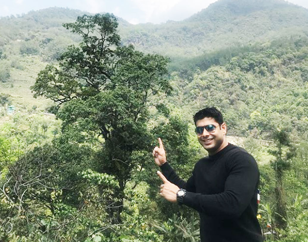 তবে নতুন সম্পর্কের কথা এক্কেবারে গোপন রেখেছেন শ্রাবন্তী। কিন্তু গোপন রাখলে কী হবে? বেশ কয়েক বার রোশন এবং শ্রাবন্তীকে এক সঙ্গে ডিনার পার্টিতে দেখা গিয়েছে।