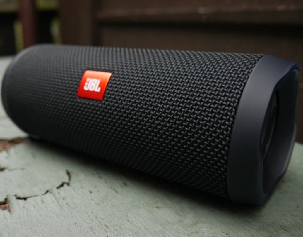 কমদামের এই ব্লুটুথ স্পিকার খুঁজলে ‘জেবিএল ফ্লিপ ৪’ আপনার জন্য একেবারে পারফেক্ট। সুন্দর ডিজাইনের এই স্পিকারের ওয়ারলেস রেঞ্জ প্রায় ৪০ ফুট। তবে ইউএসবি দিয়ে পোর্ট দিয়ে চার্জ দেওয়া যাবে না এই স্পিকারে।