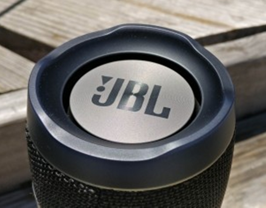 হাই রেঞ্জে জেবিএলের ‘চার্জ ৩’ স্পিকারটি ভারতের বাজারে বেশ জনপ্রিয়। গোলাকার এই স্পিকার সাইজেও বেশ ছোট। তবে এর ব্যাটারি লাইফ খুব বেশি। ফুল চার্জ থাকলে টানা ২০ ঘণ্টা গান শোনা যাবে এই স্পিকার দিয়ে। ভারতের বাজারে এই স্পিকারটির দাম ১০ হাজার টাকার কাছাকাছি।