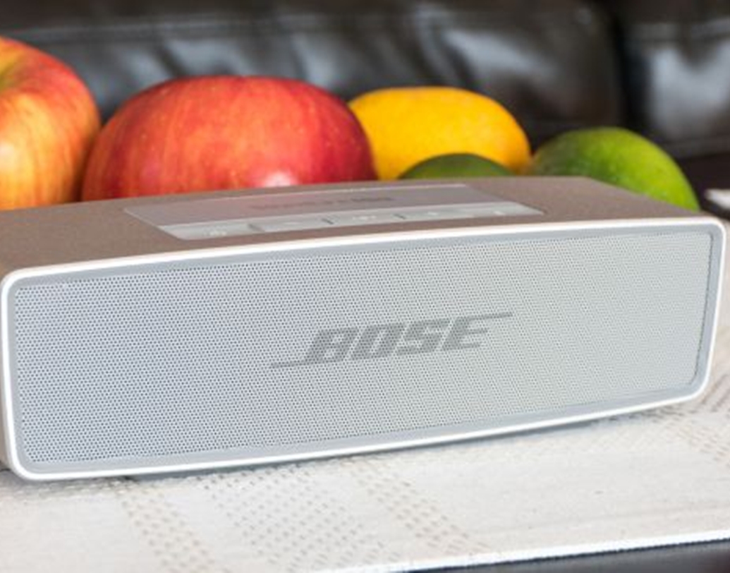 বন্ধুরা এসেছে আপনার বাড়ির ছাদে আড্ডা মারতে। বসবে গানের আসর। এই রকম আসর জমাতে ‘বোস সাউন্ডলিঙ্ক মিনি ২’ -এর জুরি মেলা ভার। ব্যাটারি লাইফ একটু কম হলেও সাউন্ডের দিক থেকে এই স্পিকারটি অপ্রতিরোধ্য।