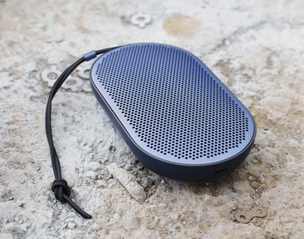 স্পিকারকে যদি পকেটে রাখতে চান তাহলে আপনাকে কিনতেই হবে ব্যাঙ অ্যান্ড ওলুফসেন বোপ্লে পি২। ছোট ব্লুটুথ রেঞ্জের এই স্পিকারটির ওজন মাত্র ২৭৫ গ্রাম। এই স্পিকারের সাউন্ড ও দুর্দান্ত। তবে উচ্চতার অভাবে সাউন্ড নির্দিষ্ট এলাকাতেই সীমাবদ্ধ থাকে।