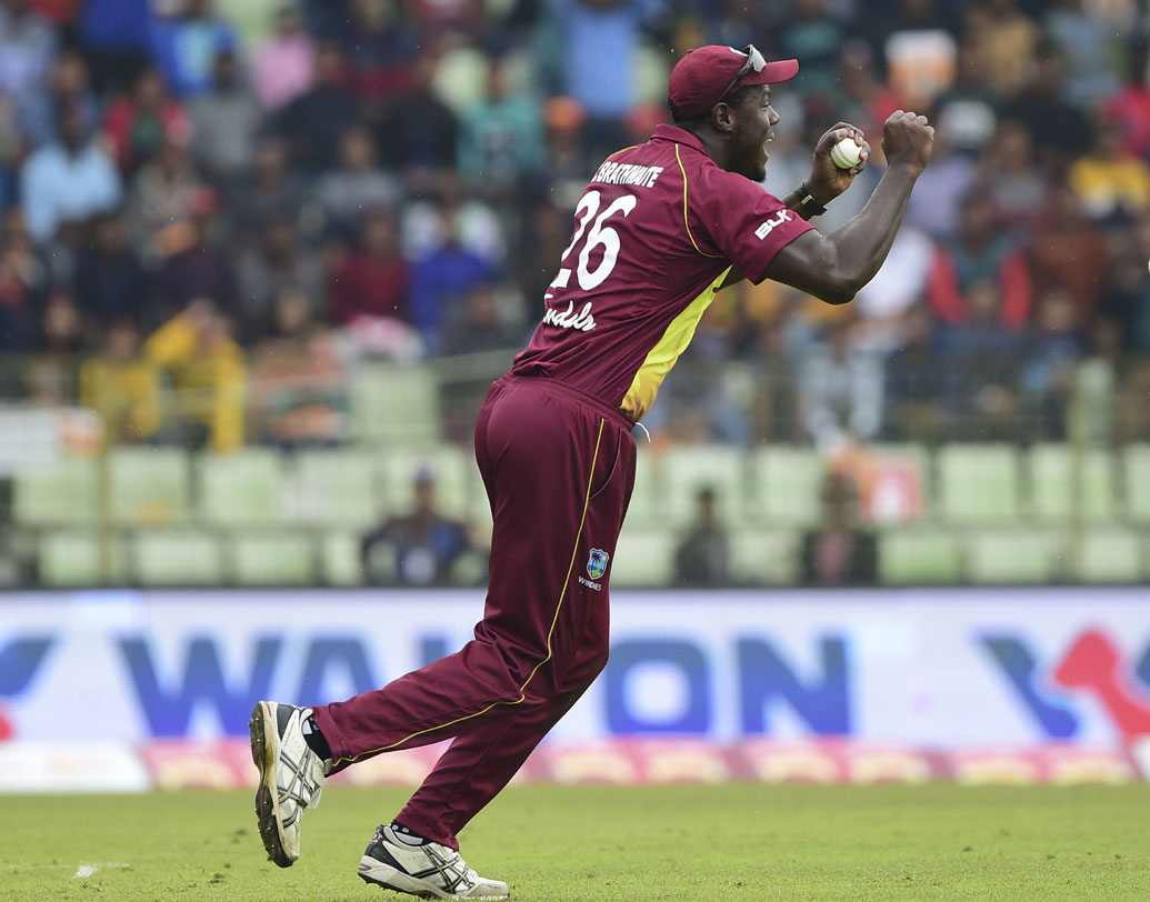 কার্লোস ব্রেথওয়েট: চলতি আইপিএলে ওয়েস্ট ইন্ডিজের টি২০ দলের অধিনায়ক কার্লোস ব্রেথওয়েটকে ৫ কোটি টাকা দিয়ে কিনেছে কলকাতা। অলরাউন্ডার কার্লোসকে কাজে লাগিয়ে বড় রানের ভিত যেমন গড়তে চায় তারা, তেমনই বিপক্ষকে চাপে রাখতে ব্রেথওয়েটের বোলিং ক্ষমতাকেও কাজে লাগাবে কলকাতা।