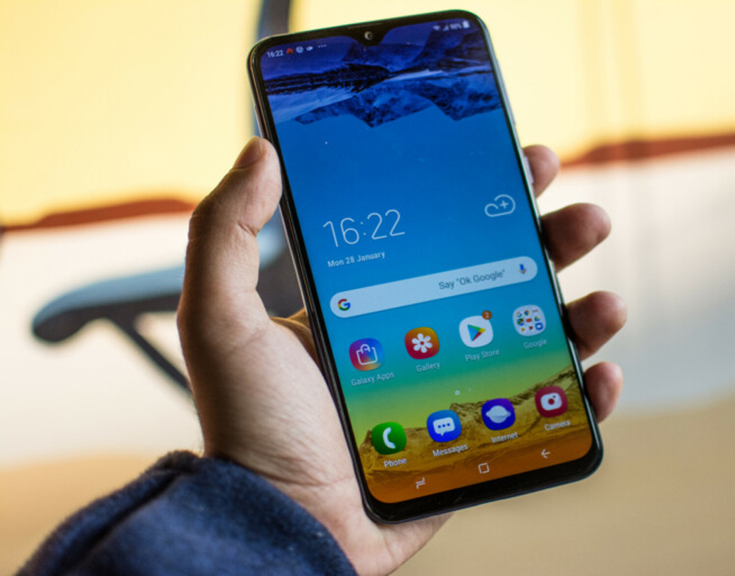 স্যামসাং গ্যালাক্সি এম২০ ফোনে থাকবে অ্যান্ড্রয়েড-৯ পাই অপারেটিং সফটওয়্যার। এম১০ ফোনে থাকবে অ্যান্ড্রয়েড-৮.১ ওরিয়ো সফটওয়্যার। থাকবে ১.৫ গিগাহার্টজ অক্টাকোর প্রসেসর। এম২০ ফোনটির বিশেষ আর্কযণ হল উচ্চক্ষমতা সম্পন্ন ব্যাটারি। পাঁচ হাজার এমএএইচ ক্ষমতা সম্পন্ন ব্যাটারি থাকবে এতে। এম১০ ফোনে থাকবে ৩৪০০ এমএএইচ ক্ষমতা সম্পন্ন ব্যাটারি।