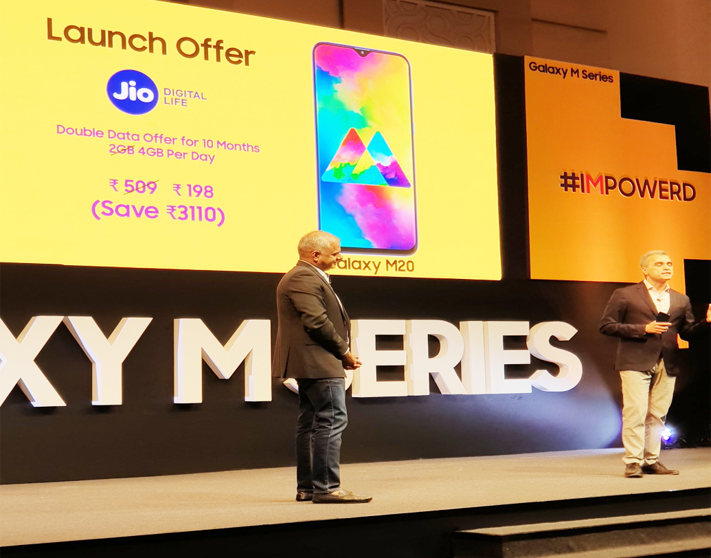 জিও নেটওয়ার্ক ব্যবহারকারীরা এই ফোন ব্যবহার করে বাড়তি ডেটা ব্যবহার করবার সুযোগ পাবেন।