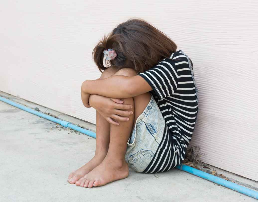 মারধর বা শাসন একেবারেই নয়। বরং এতে ফল বিপরীত হতে পারে। অতিরিক্ত শাসনে শিশু মনে মনে হতাশ হয়ে পড়ে। তার চার পাশ সম্পর্কেও খারাপ ধারণা গড়ে ওঠে। আত্মবিশ্বাস তো হারায়ই, সঙ্গে নিজের অভিভাবকের প্রতিও এক ভীতির জন্ম হয় তার মনে। বয়স বাড়ার সঙ্গে সঙ্গে এই ভয় উদ্ধত হওয়ার দিকে ঠেলে দেয়।