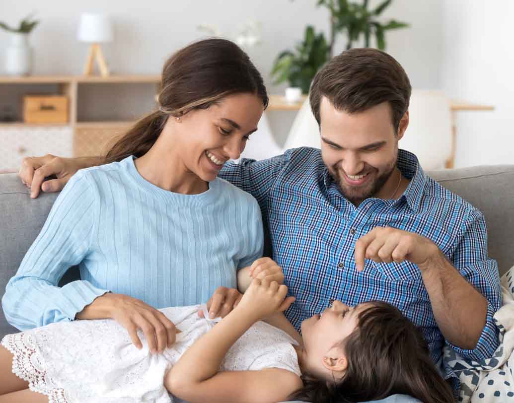 দিনে কত ক্ষণ সময় দিচ্ছেন শিশুকে? তার যে কোনও ভাল গুণ বিকাশের ক্ষেত্রে এই দিকটি অত্যন্ত জরুরি। শিশুর স্কুল-বন্ধুবান্ধব-নানা ব্যস্ততা ইত্যাদি সম্পর্কে ওয়াকিবহাল থাকুন। দিনের মধ্যে কিছুটা সময় কেবল শিশুর জন্যই বরাদ্দ রাকুন। আপনার সঙ্গে শিশুর সম্পর্ক যত বন্ধুত্বপূর্ণ হবে ততই সে অভিভাবকদের বাধ্য হবে এবং নতুন কিছু শিখতে তৎপর হবে।