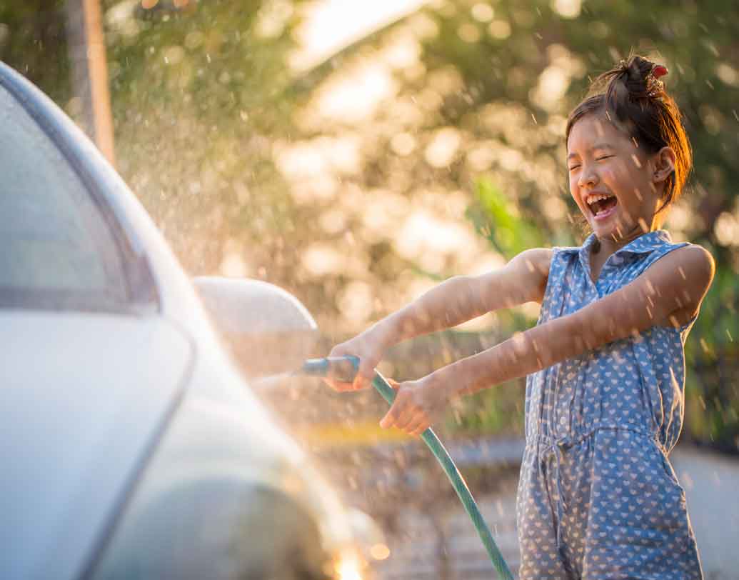 নিয়মানুবর্তী করে তুলতে গলে ছোট থেকেই কিছু কিছু কাজের দায়িত্ব শিশুকে দিতে হবে। এমন কিছু কাজ সংসারেও থাকে, যা এক জন শিশুও করে ফেলতে পারে অনায়াসে। তেমন কিছু সহজ ও হালকা কাজের দায়িত্ব তার উপর দিন। তাতে ও সে এক দিকে যেমন দায়িত্ববান হতে শিখবে, তার সঙ্গে সময়ের কাজ সময়ে করে ফেলতেও সচেষ্ট থাকবে।