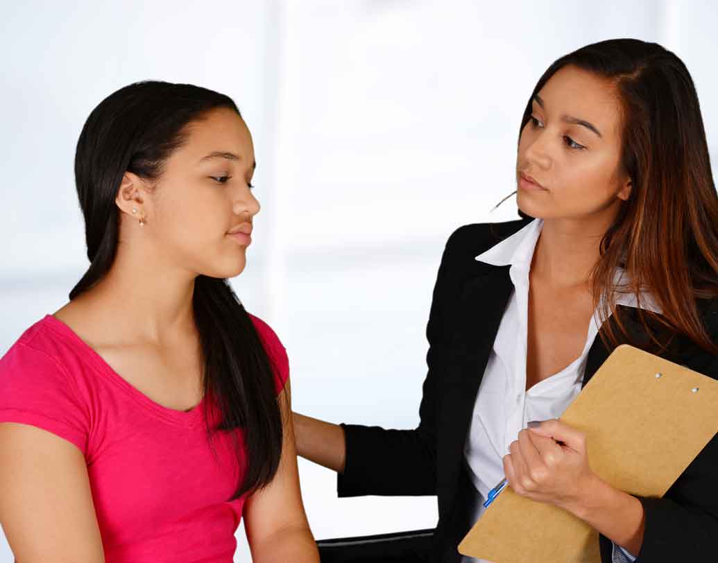 কোনও ভাবেই সমস্যা না মিটলে কিংবা বহু চেষ্টাতেও শিশুকে নিয়মানুবর্তী না করে তুলতে পারলে বিশেষজ্ঞের পরামর্শ নিন। বিহেভিয়ার থেরাপিস্ট ও মনোস্তত্ত্ববিদের সাহায্যে শিশুর মনের কোণের সমস্যাগুলো অনুধাবন করুন। সেই অনুযায়ী তাকে গড়ে তুলুন। এটি তার নিয়মানুবর্তী হওয়ার পথে আরও কিছুটা এগিয়ে দেবে।