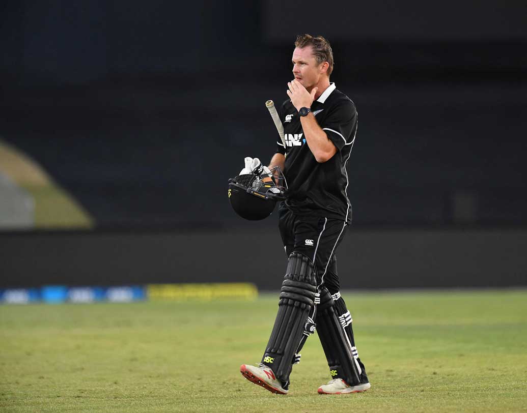 নিউজিল্যান্ড টসে জিতে ব্যাট করতে নেমেই পর পর উইকেট হারায়। মুনরো ফিরে যান ১০ রানের মাথায়। ২৭ রানের মাথায় ২ উইকেট পড়ে যায় তাঁদের।