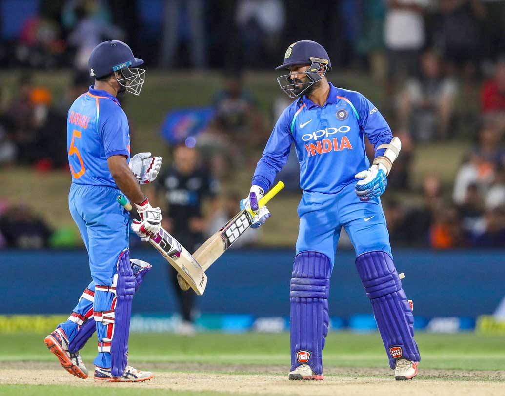 আগের ম্যাচে দীনেশ কার্তিক খেলেননি। কিন্তু কার্তিক আবারও ম্যাচ শেষ করে এলেন এ দিন। বিরাট প্যাভিলিয়নে ফিরে গেলেও কার্তিক-রায়ুডু অনায়াসেই স্যান্টনারদের সামাল দিয়েছেন।