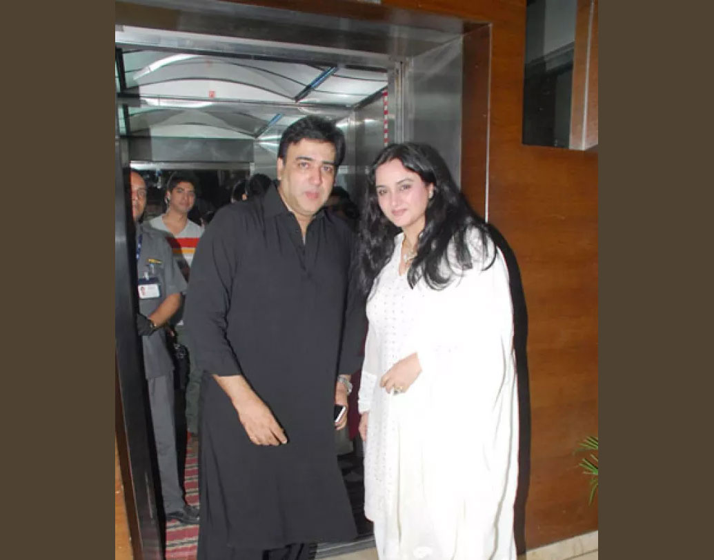 অন্যদিকে শায়েষার বাবা সুমিত সায়গলও একজন বলিউড অভিনেতা। তাঁর বাবা-মায়ের বিচ্ছেদের পর সুমিত বিয়ে করেন অভিনেত্রী ফারহাকে। সে দিক থেকে ফারহা হলেন শায়েষার সৎমা।