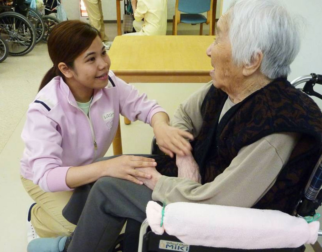 এজিং একটা বড় সমস্যা, জাপানে তাই কেয়ারগিভার বা নার্সদের কাজ থেকে মুক্তি দেওয়ার কথা মাথায় রেখেই ডায়াপারের ভাবনা জাপান সরকারেরই।