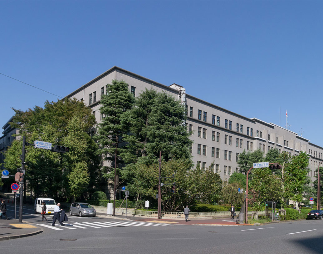 এই ধরনের ডায়াপার তৈরি হলে জাপানের কাগজ কলগুলিরও চাহিদা বাড়বে। ব্লুমবার্গ বলছে, উইনিচার্ম জাপানের সবচেয়ে বড় ডায়াপার প্রস্তুতকারী সংস্থা। ২০১১ সাল থেকেই এই পরীক্ষামূলক ডায়াপার বাজারে আসার পরই প্রায় এক লক্ষ ২,৮০৩ কোটি টাকার ব্যবসা করেছিল সারা বিশ্বে। তবে তা ফ্লাশেবল ছিল না।