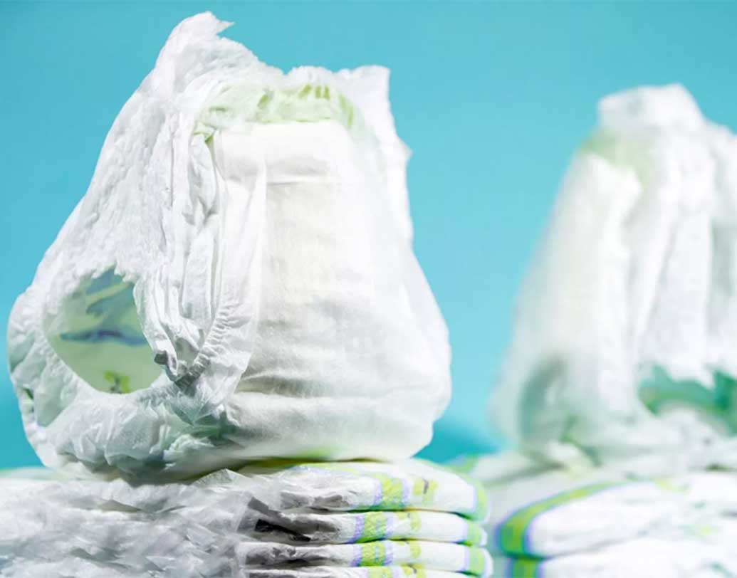 জাপান সরকারের একটি পরিসংখ্যান বলছে, ২০ জন বৃদ্ধ নাগরিক প্রায় ২৪ গ্যালন দূষিত বর্জ্য ও দুর্গন্ধযুক্ত ডায়াপার ডাস্টবিনে ফেলে দেন প্রতিদিন, এর মধ্যে ৮০ শতাংশ তরল থাকে। কিন্তু এর ফলে পরিবেশে মারাত্মক প্রভাব পড়ছে। সেখান থেকেই ভাবনা শুরু ফ্লাশেবল অ্যাডাল্ট ডায়াপারের।