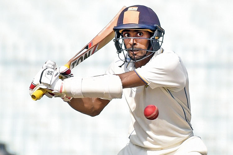 বাংলার হয়ে ব্যাট হাতে ঈশ্বরণ।