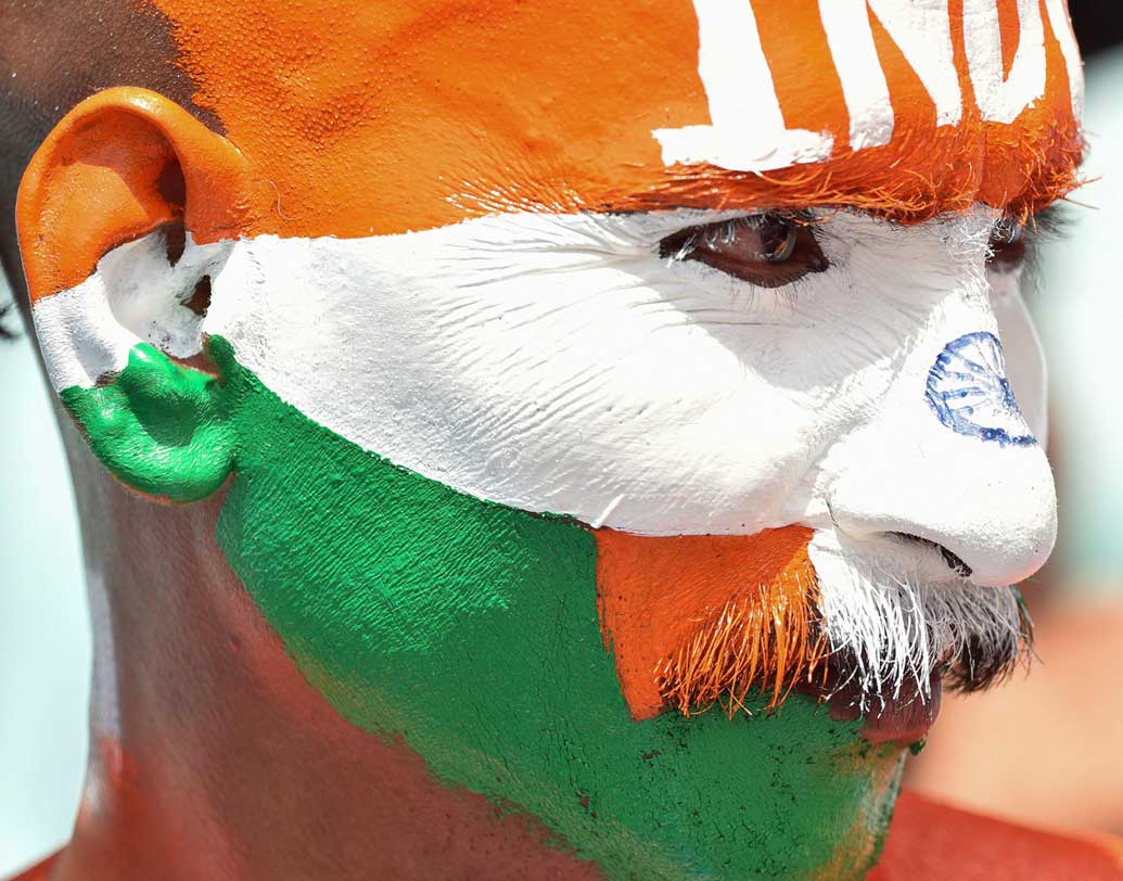 গ্যালারি ভর্তি সমর্থকদের সামনে টস জিতে প্রথমে ব্যাটিং করে ভারত। লোকেশ রাহুলকে নেওয়া হয়েছিল রোহিতের জায়গায়। রবীন্দ্র জাডেজার সঙ্গে দ্বিতীয় স্পিনার হিসেবে প্রথম একাদশে এলেন কুলদীপ যাদব।