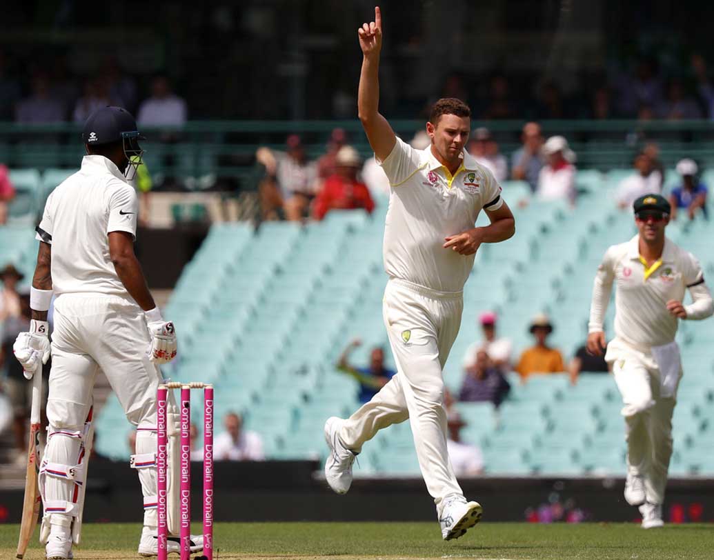 মায়াঙ্ক আগরওয়ালের সঙ্গে ওপেন করতে নেমেছিলেন দীর্ঘ দিনের প্রিয় বন্ধু রাহুল। কিন্তু ব্যক্তিগত ৯ রানে হ্যাজেলউডের বলে শন মার্শের হাতে স্লিপে ক্যাচ দিয়ে প্যাভিলিয়নে ফিরে যান রাহুল। যা নিয়ে তীব্র সমালোচনার মুখে পড়লেন তিনি।