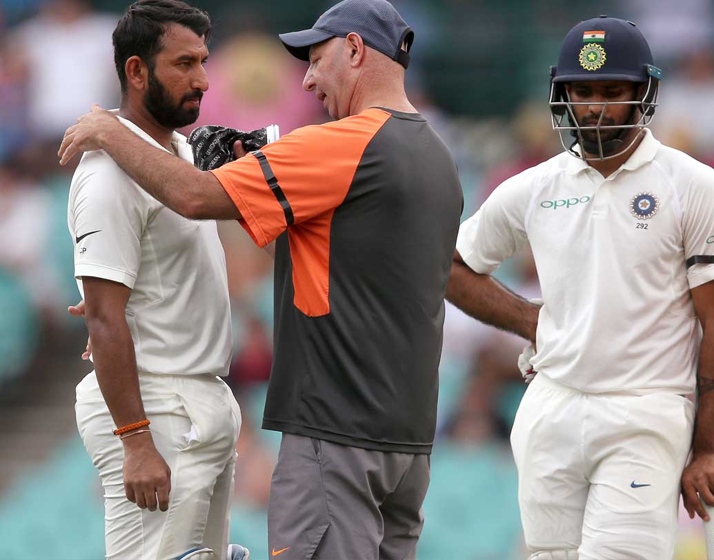 লাঞ্চের আগে পূজারা-ময়াঙ্ক জুটিকে রীতিমতো পরীক্ষা দিতে হয় স্টার্ক-কামিন্সদের শর্ট বলের সামনে। মায়াঙ্ক-পূজারার হেলমেটেও লাগে বল। একবার তো পূজারার পরিচর্যার জন্য ফিজিওকে ডাকতে হয়।