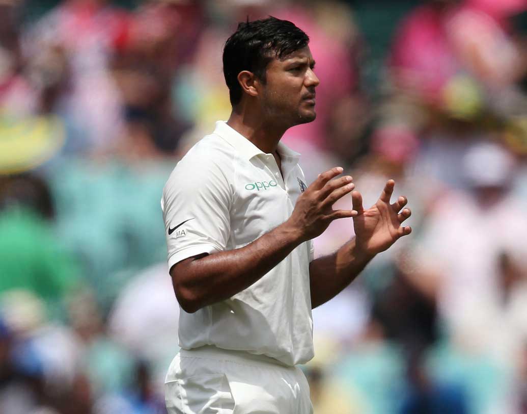 মায়াঙ্কের জন্যও শর্টপিচ ডেলিভারি করে চলেছিল অস্ট্রেলিয়ার পেসাররা। একবার তাঁর হেলমেটে লাগে বল। হেলমেট পাল্টাতে বাধ্য হন তিনি। কিন্তু তাতে না ঘাবড়ে নিজের মেজাজে ব্যাট করে গেলেন কর্নাটকি।