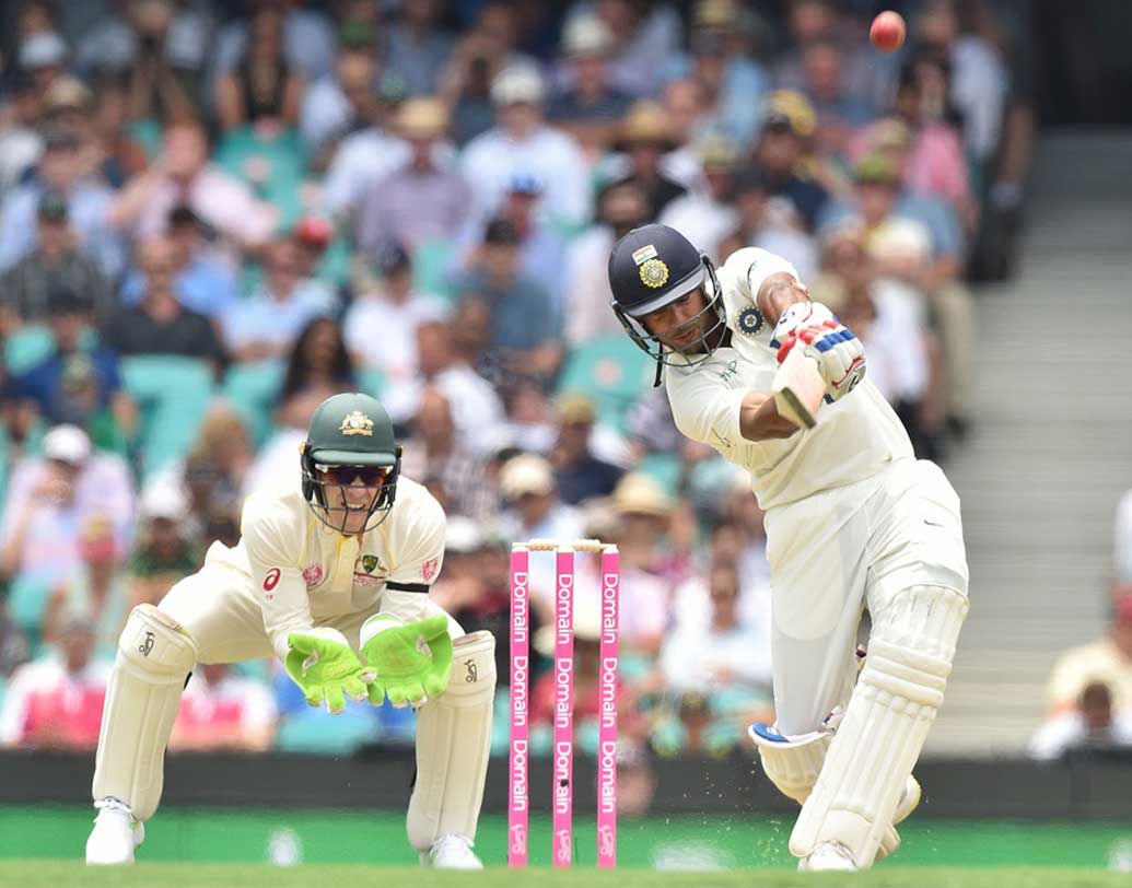 লাঞ্চ বিরতিতে ২৪ ওভারে এক উইকেট হারিয়ে ৬৯ ছিল ভারতের স্কোর। মায়াঙ্ক খেলছিলেন ৪২ রানে। পূজারা খেলছিলেন ১৬ রানে। বড় ইনিংসের ভিত ওখানেই গড়েছিলেন দু’জনে। তুলনায় বেশি আগ্রাসী ছিলেন মায়াঙ্ক।