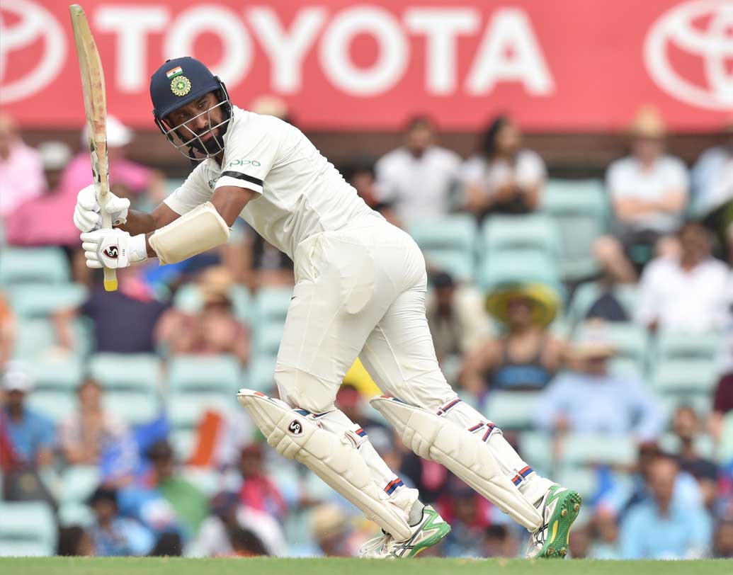 এরপর অজিঙ্ক রাহানে ফেরেন ১৮ রানে। ২২৮ রানে পড়ে ভারতের চতুর্থ উইকেট। কিন্তু, পূজারাকে টলানো যায়নি। দুরন্ত ছন্দে ব্যাটিং করতে থাকেন তিনি। একের পর এক স্ট্রোক বেরিয়ে আসে তাঁর ব্যাট থেকে।