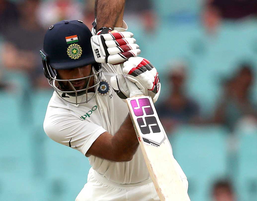 হনুমা বিহারীকেও ইতিবাচক দেখাল আগাগোড়া। ওপেনিং থেকে নেমে এসে ছয় নম্বরে আগাগোড়া আক্রমণাত্মক থাকলেন তিনি। অবিচ্ছিন্ন পঞ্চম উইকেটে পূজারা-হনুমা যোগ করেছেন ৭৫ রান।