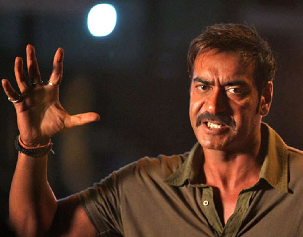 সিংহম- অ্যাকশন ছবি। মুখ্য ভূমিকায় এক পুলিশ। সেই পুলিশের ভূমিকাতেই তাক লাগিয়ে দিয়েছিলেন অজয় দেবগণ। ২০১১ সালে রোহিত শেট্টির এই ছবিও ১০০ কোটি টাকার বেশি ব্যবসা করেছিল।