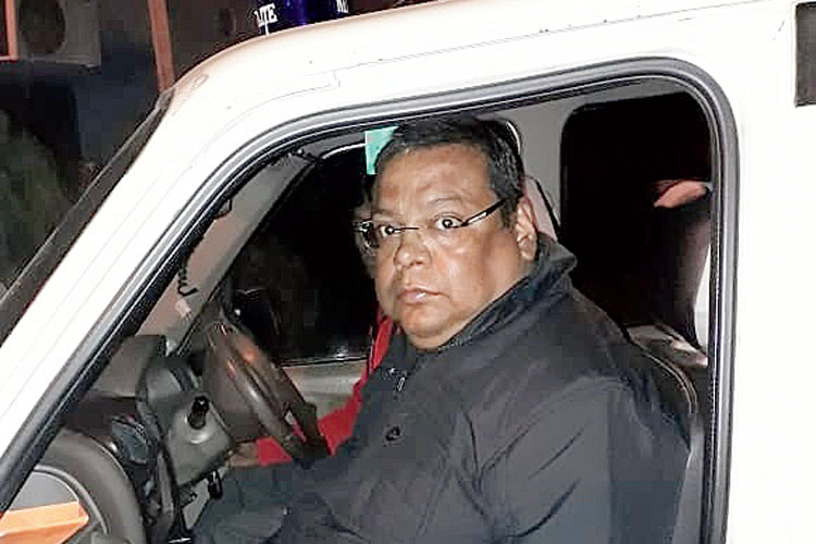 Fake district magistrate used to threaten neighbors with fake identity 