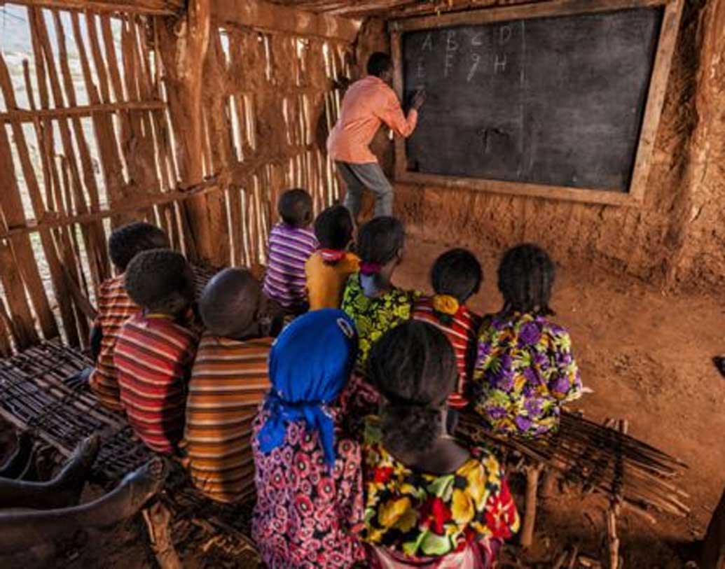 একেবারে পিছিয়ে পড়া এই দেশে বাচ্চারা স্কুলে আসতেই চায় না। কারণ আগে তো অন্ন সংস্থান, তার পরই প্রাথমিক শিক্ষা। বাচ্চাদের স্কুলে আনার জন্য কী করা হয়, জানেন?