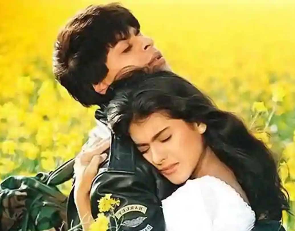 স্কুলে প্রথমেই একটি বলিউডি গান চালিয়ে দেওয়া হয়। তবে যে সে গান হলে চলবে না, মূলত শাহরুখ খানের গান চালিয়েই বাচ্চাদের স্কুলে আসতে আকৃষ্ট করা হয়।