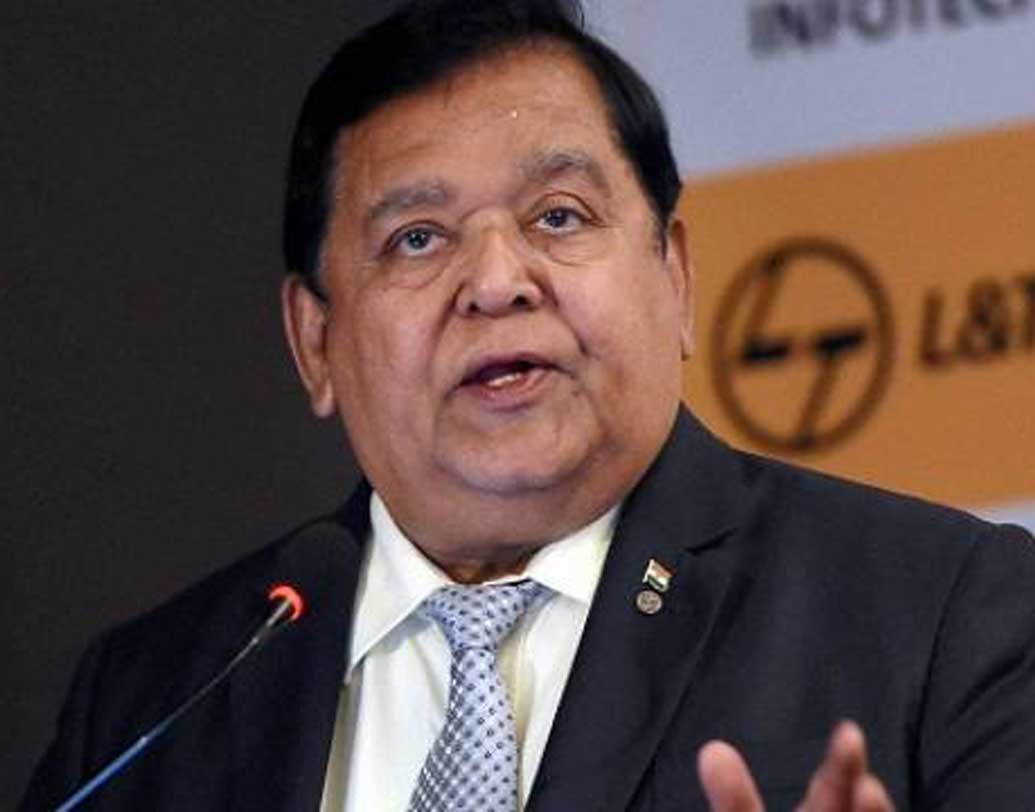 নায়েকের বাবা মানিভাই নিছাভাই নায়েক এক জন স্বাধীনতা সংগ্রামী ছিলেন। মুম্বইয়ের অভিজাত স্কুলে সুযোগ পেয়েও গ্রামের স্কুলেই পড়াতেন তিনি। সেই আদর্শকে মাথায় রেখে কাজকেই ধর্ম বলে মনে করতেন অনিল। তাই ছুটির দিন বলে তাঁর কিছু ছিল না, এমনটাই বলেছেন একটি সাক্ষাৎকারে।