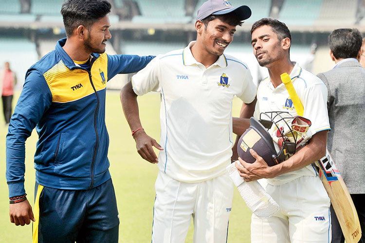 ত্রিমূর্তি: বাংলাকে অনূর্ধ্ব-২৩ সি কে নাইডু ট্রফির ফাইনালে ওঠানোর তিন নায়ক। (বাঁ দিক থেকে) অনন্ত, শুভম ও অভিমন্যু। ইডেনে। নিজস্ব চিত্র