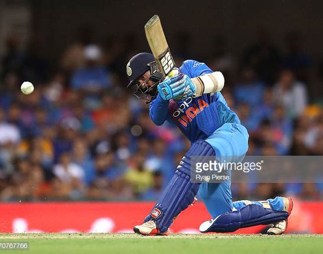 দীনেশ কার্তিক: ধোনি অসুস্থ। এই ম্যাচেও দলে থাকছেন কার্তিক। তৃতীয় একদিনের ম্যাচে সুযোগ পেয়েই সফল হয়েছেন এই উইকেটরক্ষক-ব্যাটসম্যান।