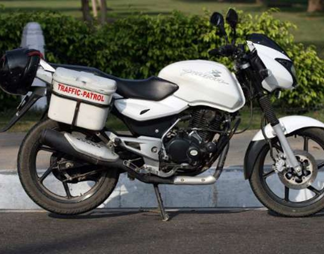 দিল্লি ও পঞ্জাব পুলিশ নিজেদের কাজের জন্য ব্যবহার করে বাজাজ পালসারের বাইক। ১৮০ সিসি ও ২২০ সিসি দু’ধরনের ইঞ্জিনের বাইকই ব্যবহৃত হয় পেট্রলিংয়ের কাজে। পুলিশের ব্যবহারের  জন্য টুলবক্স ও বিভিন্ন ধরনের আলোর ব্যবস্থা থাকে এই বাইকে।