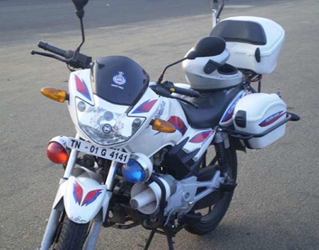 ম্যাঙ্গালুরু পুলিশ নিজেদের কাজের জন্য ব্যবহার করে টিভিএসের অ্যাপাচে বাইকটি। পুলিশের  ব্যবহারের জন্য এই বাইটি সজ্জিত হয়েছেও বিশেষভাবে। বিশেষ ধরনের টুলবক্স, সাইরেন ও আলো দিয়ে সাজানো এই বাইক ম্যাঙ্গালোর পুলিশের বড় হাতিয়ার।