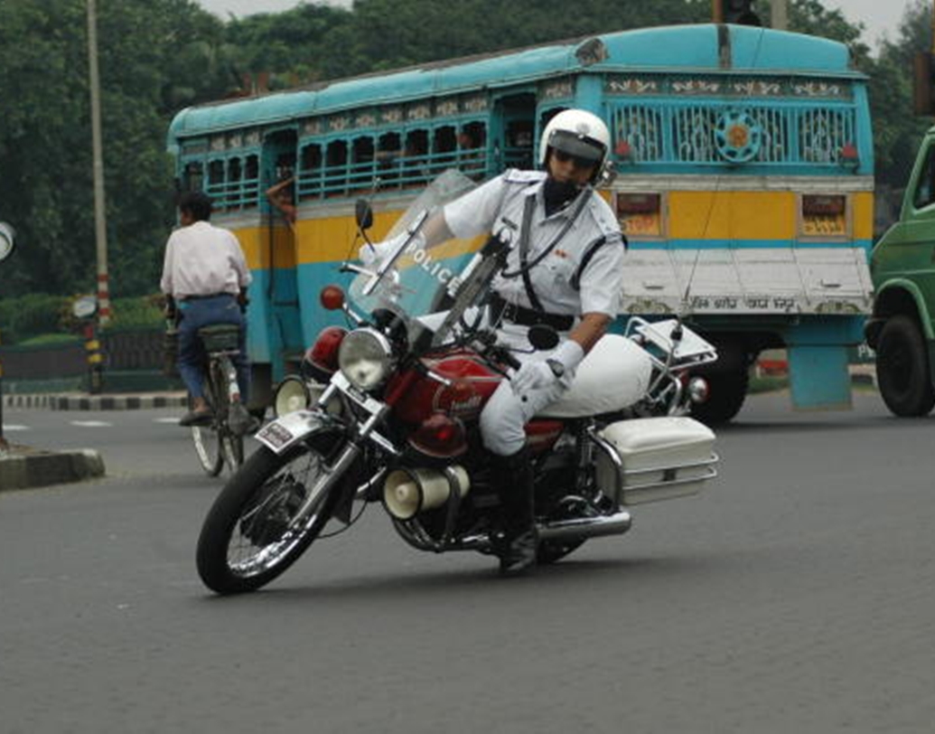 পুলিশের সঙ্গে রয়্যাল এনফিল্ড বাইকের সম্পর্ক অঙ্গাঙ্গিক। কলকাতা, দিল্লি, মুম্বই পুলিশ অন্যান্য বাইকের পাশাপাশি এই বাইকটিও বিপুল ভাবে ব্যবহৃত হয়। প্রয়োজনীয় সরঞ্জাম রাখার জন্য পুলিশের এই বাইকে বিভিন্ন ব্যবস্থাও করা থাকে।