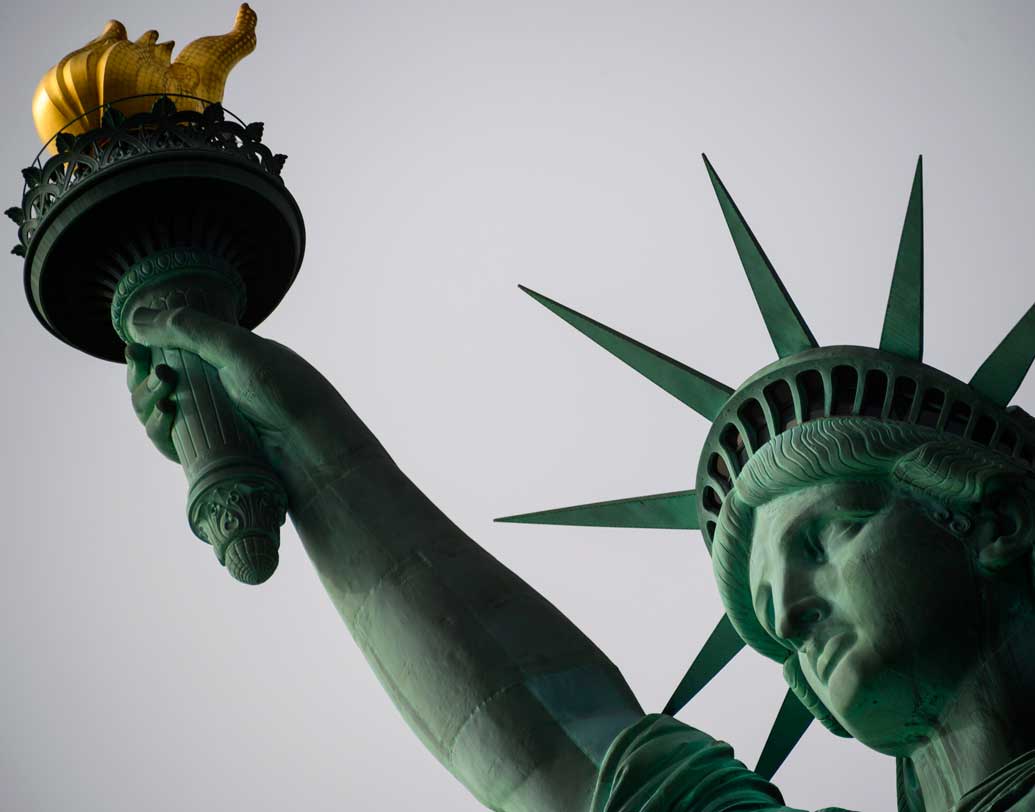 সব থেকে বেশি বিত্তশালী লোকের বাস আমেরিকাতেই।  অধিকাংশ প্রযুক্তি কোম্পানির আঁতুড়ঘরই হল আমেরিকা। আমাজন, ফেসবুক, মাইক্রোসফট, গুগল, প্রতিটি সংস্থার মালিকই আছেন মার্কিন ধনকুবেরের তালিকায়। পৃথিবীর ২১৫৮ জন ধনকুবেরের মধ্যে ৫৮৫ জনই মার্কিন।