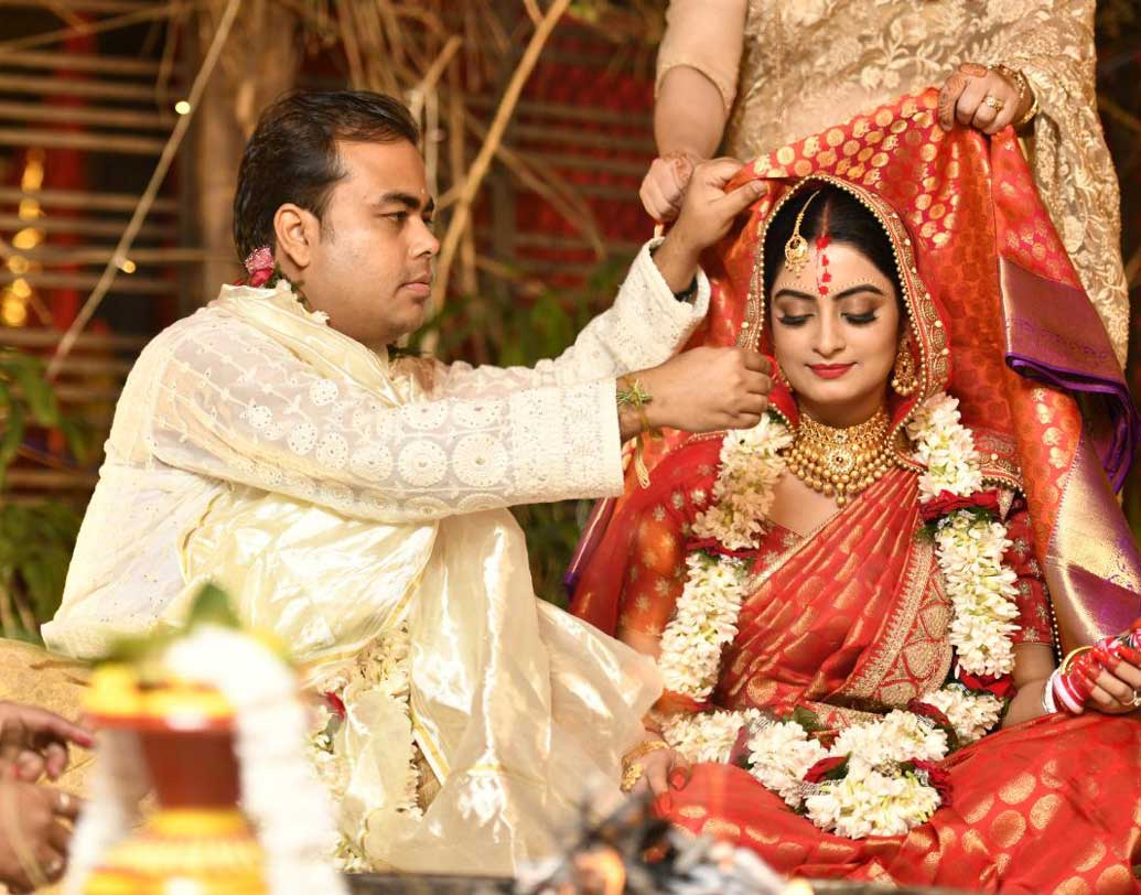 সোমবার গোধূলি লগ্নে পেশায় একটি সফটওয়্যার কোম্পানির কর্তা সৌমিত্র পালের সঙ্গে সাতপাকে বাঁধা পরলেন তিনি। ‘জড়োয়ার ঝুমকো’ সিরিয়ালের অন্যতম নায়িকা এ বার গাঁটছড়া বাঁধলেন।