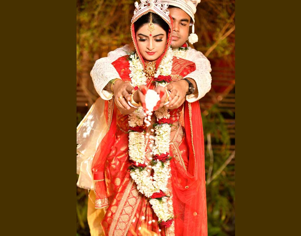 অঙ্কিতার বরের সঙ্গে কিন্তু ফিল্ম ইন্ডাস্ট্রির কোনও সম্পর্কই নেই। সৌমিত্র বেঙ্গালুরুতে থাকেন। তবে স্ত্রী অঙ্কিতা যে অরিন্দন শীলের ‘ভূমিকন্যা’ সিরিয়ালে কাজ করে বেশ ভালরকম জনপ্রিয়তা পেয়েছেন, তা কিন্তু জানেন।