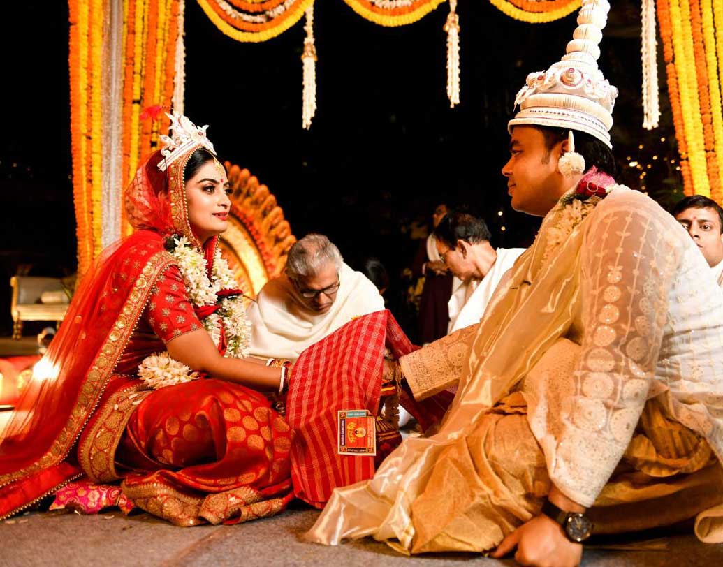 এক বছর আগে ম্যাট্রিমনিয়্যাল সাইটের মাধ্যমে আলাপ হয় অঙ্কিতা-সৌমিত্রর। তার পর বন্ধুত্ব। সৌমিত্রর বাবা-মা গুয়াহাটিতে থাকেন।