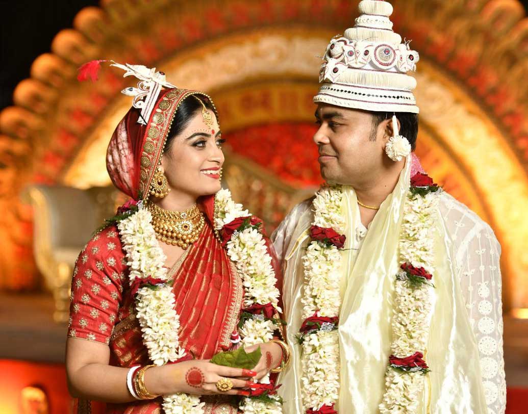 বিয়ের কার্ড থেকে অতিথিদের জন্য রিটার্ন গিফট, সবটাই নিজে হাতে সাজিয়েছিলেন অঙ্কিতা। দু’জনেরই নামের প্রথম অক্ষর দিয়ে ডিজাইন করা হয়েছিল লোগো। সবেতেই ছিল নান্দনিকতার ছোঁয়া।