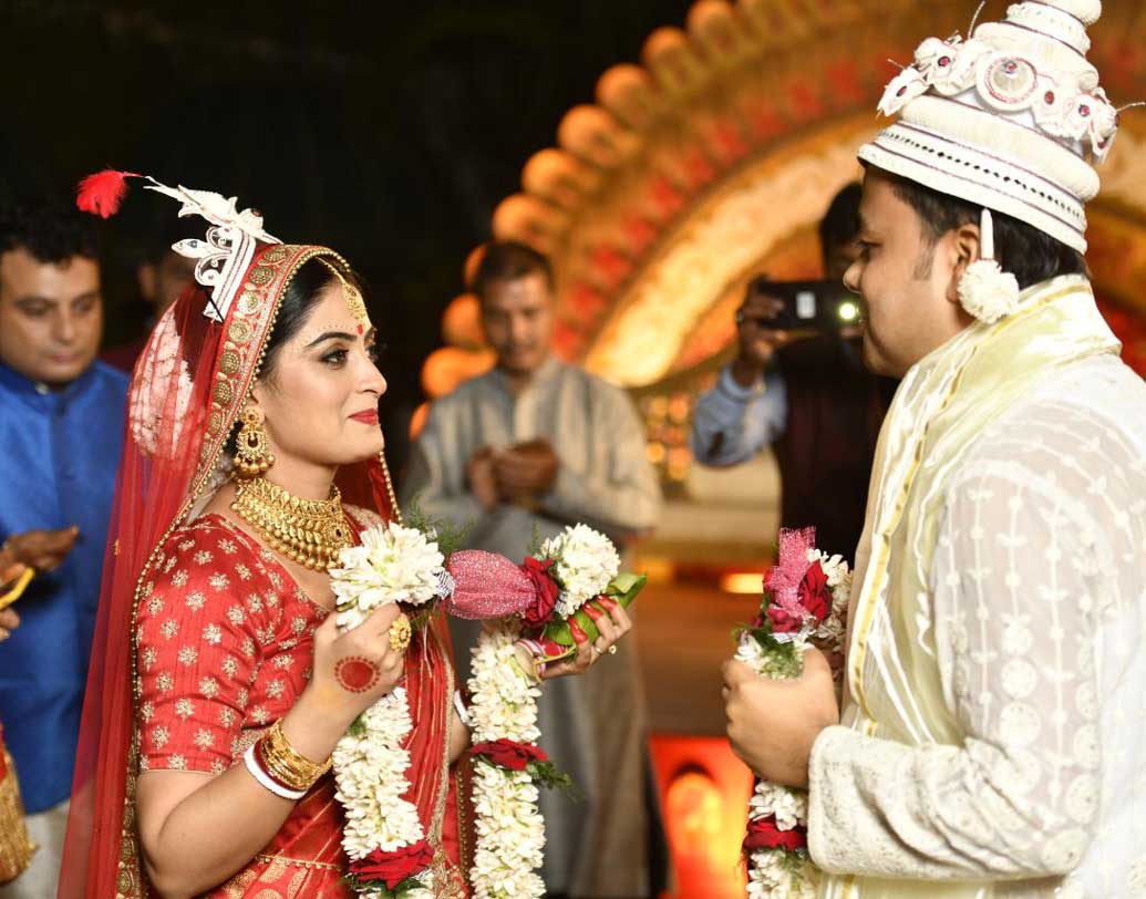 সব্যসাচী মুখোপাধ্যায়ের ডিজাইন করা শাড়িতে বিয়ের দিন সেজেছিলেন অঙ্কিতা। সঙ্গে ছিল ঐতিহ্যবাহী গয়না।