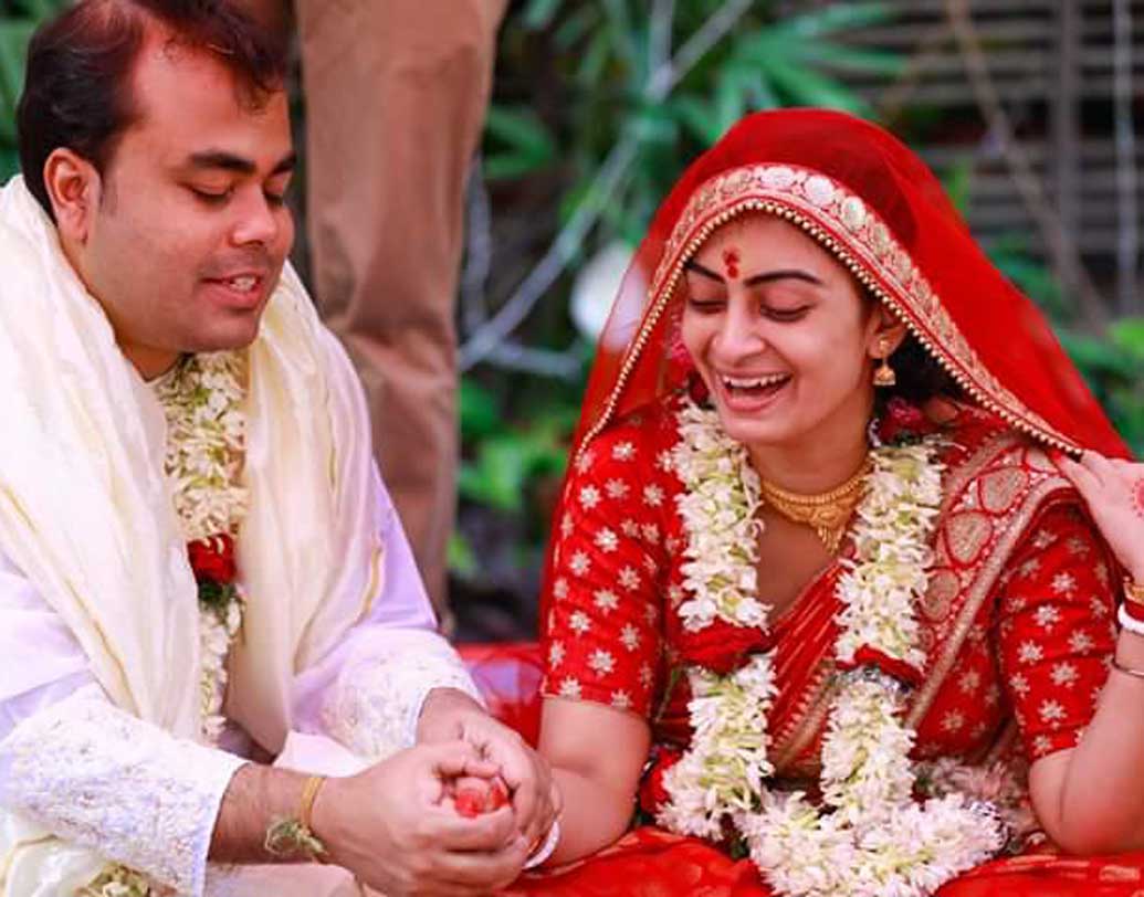 বিয়ে, বাসি বিয়ে সবই হয়েছে বাঙালি রীতি মেনে। নিয়ম অনুযায়ী সব আচার-অনুষ্ঠান পালন করেছেন অভিনেত্রী।