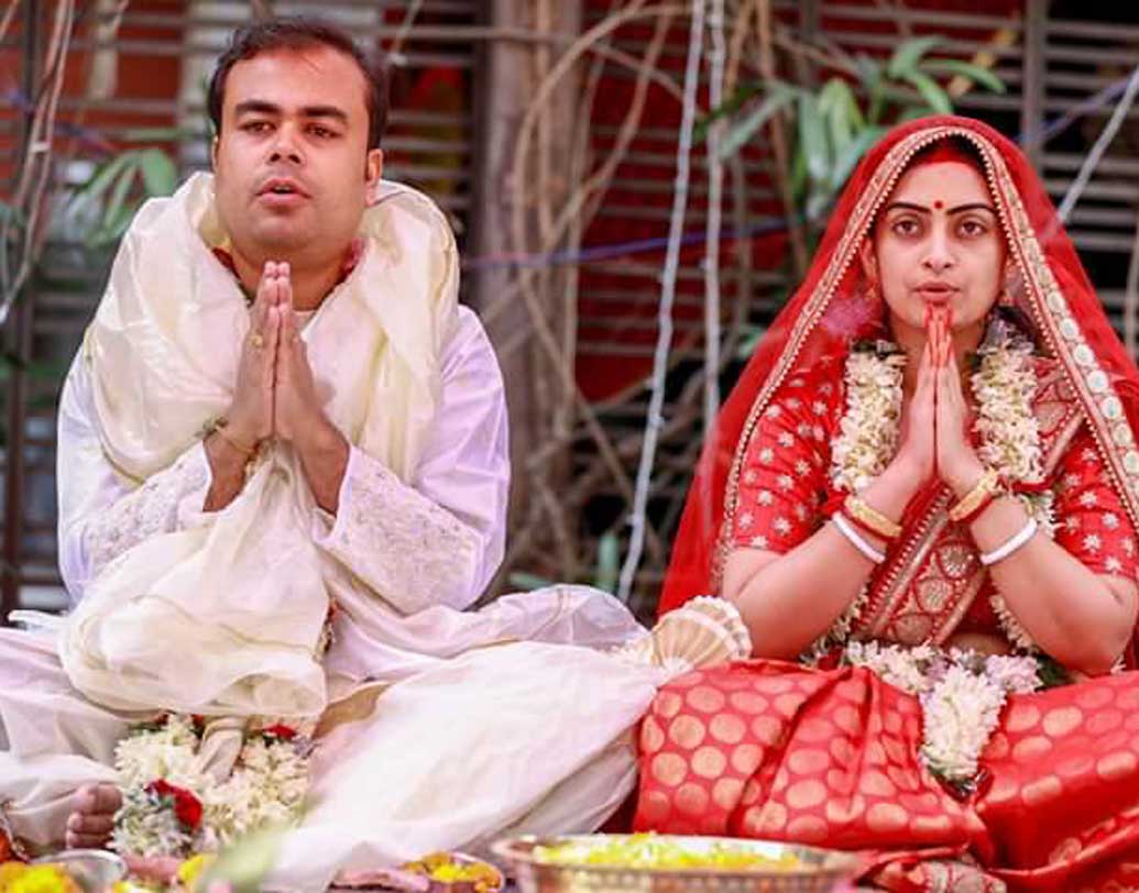 অঙ্কিতা শেয়ার করলেন, “বিয়ের পর আমি যাওয়া আসা করব। কারণ কলকাতাতেই মূলত আমার কাজ। আর কাজ বন্ধ করার  কোনও প্রশ্নই নেই।”