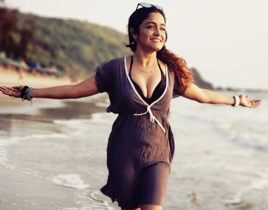 একা একাই ঘুরতে পছন্দ করেন সায়ন্তনী।  কখনও পরিবারের সঙ্গে গোয়া ঘুরেছেন, তো কখনও আবার একদল বন্ধুবান্ধবের সঙ্গে, একা একাও কখনও আবার গোয়ার সমুদ্রতটের সৌন্দর্য্য উপভোগ করেছেন নায়িকা। এই বারটা আরও স্পেশ্যাল কারণ প্রিয় বান্ধবীকে সঙ্গে নিয়ে গোয়া ঘুরে এলেন সায়ন্তনী।