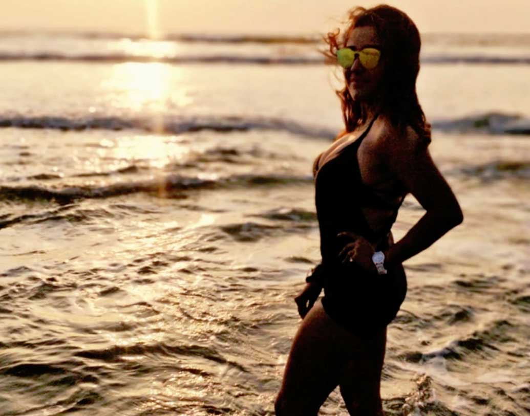 বান্ধবীর সঙ্গে গোয়ার নতুন নতুন কিছু স্পট এই ট্রিপে এক্সপ্লোর করলেন অভিনেত্রী। তার মধ্যে নর্থ গোয়ার কেরি বিচের সৌন্দর্য্য যেন কলকাতা ফিরেও ভুলতে পারছেন না সায়ন্তনী।  