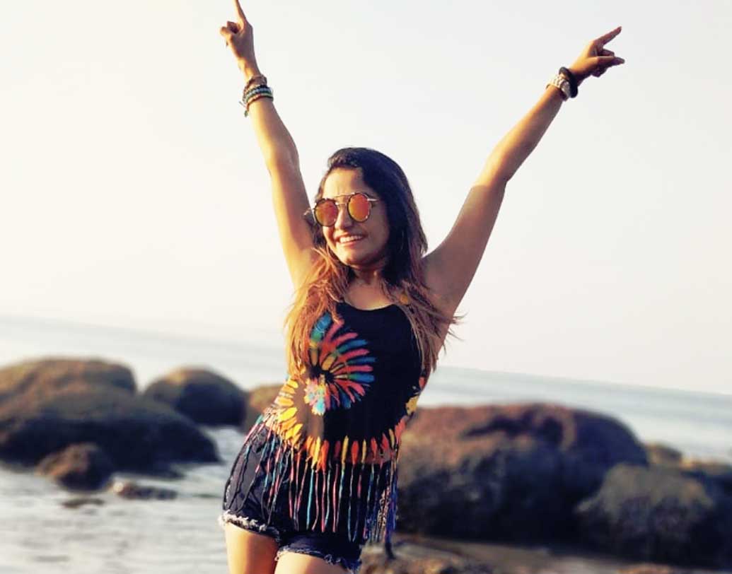 দুটো মেয়ে এতদূরে ঘুরতে এলেন, কোনও অসুবিধা হয়নি? সায়ন্তনীর কথায়, ‘‘সমাজ এখন অনেকটাই পরিণত। মেয়েরা যদি রকেট চালাতে পারে, তা হলে তাঁদের আর গোয়া ঘুরতে যাওয়ার জন্য কোনও পুরুষের প্রয়োজন নেই।’’