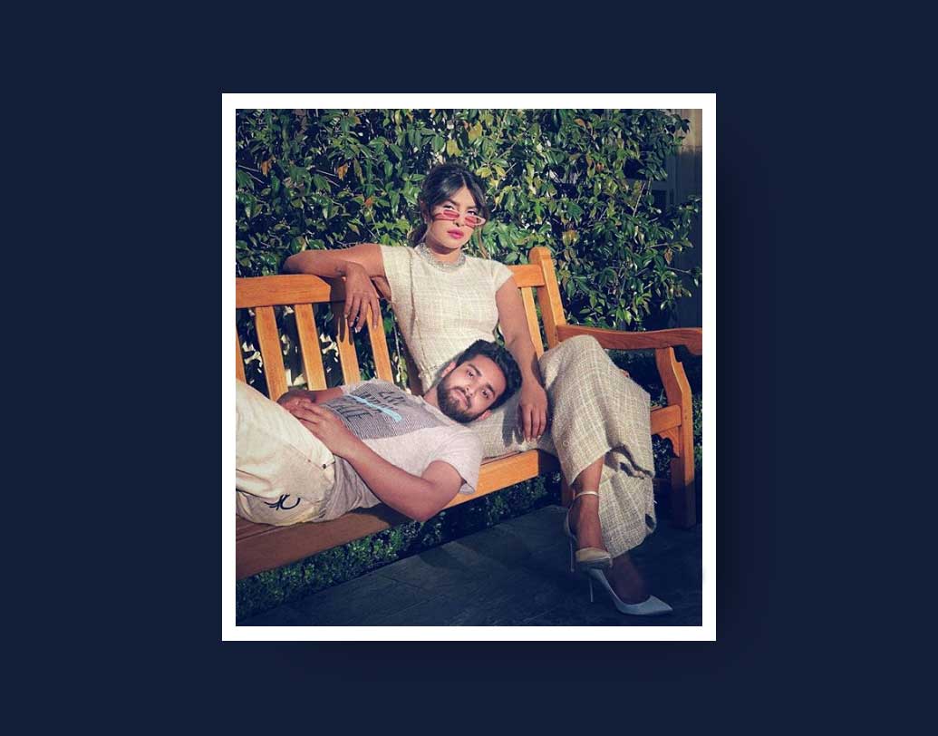 প্রিয়ঙ্কা চোপড়ার সঙ্গে একটি ছবি পোস্ট করেছেন তিনি। দেখা যাচ্ছে প্রিয়ঙ্কার কোলে মাথা রেখে শুয়ে আছেন। সঙ্গে ক্যাপশন, ‘কে নিক জোনাস’!