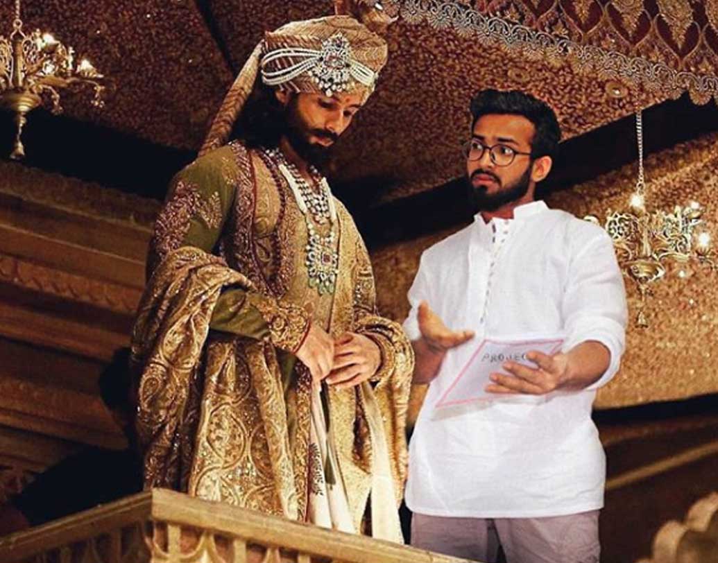 শাহিদ কপূরের ‘পদ্মাবত’ ছবির সেটে একটি ছবি ফোটোশপ করে লিখেছেন, শাহিদ একজন অলস কর্মী। শুধু সাজগোজেই ব্যস্ত। আসলে পদ্মাবতের সেটে রীতিমতো জমকালো পেশাক পরেই সারক্ষণ ছিলেন শাহিদ। সেটা নিয়েই হয়তো রসিকতা করতে চেয়েছেন ‘আনসিন ফ্রেন্ড’